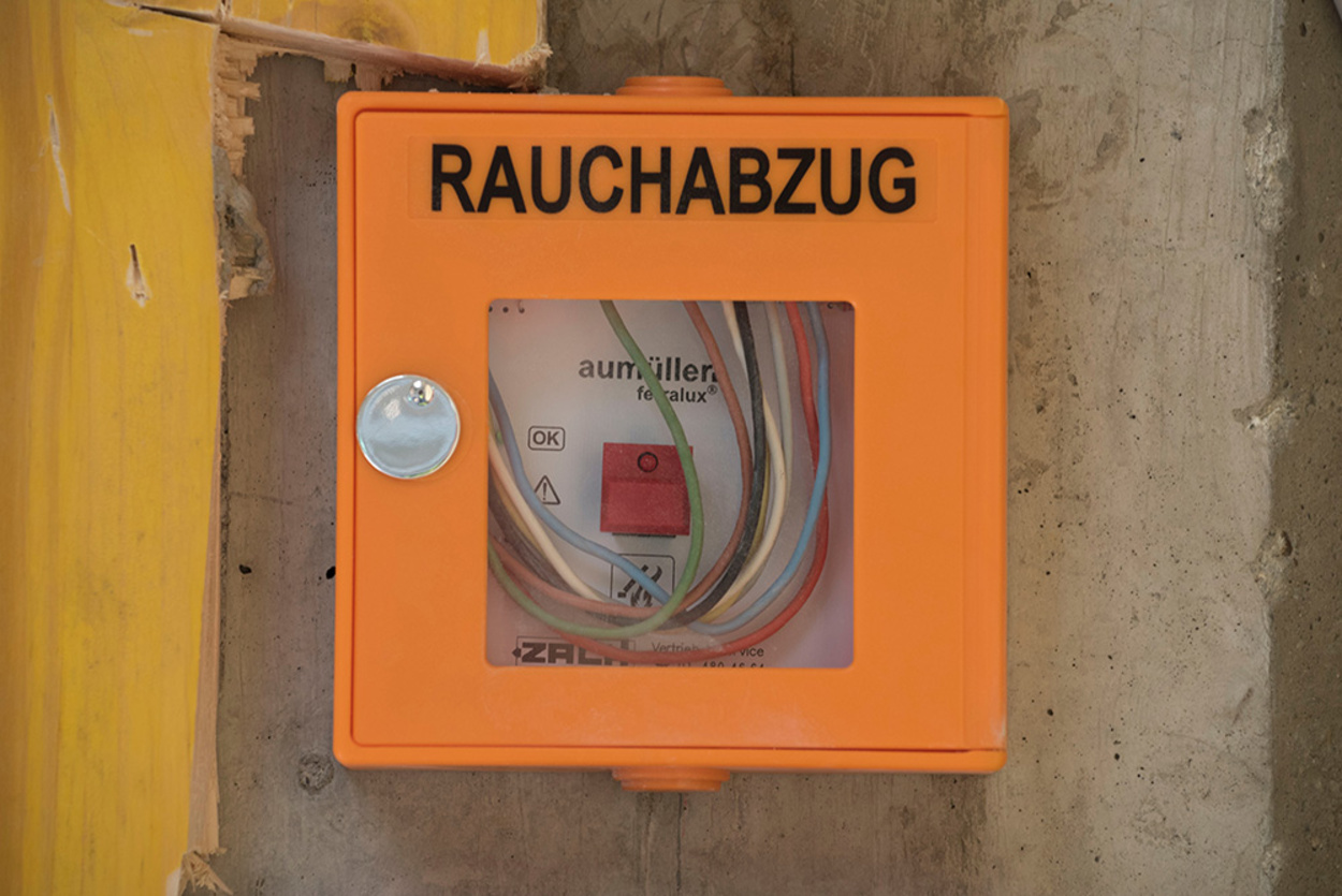 Rauchwärmeabzug bei Muster Elektro in Musterstadt